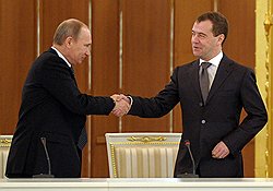Председатель правительства России Владимир Путин (слева) и президент России Дмитрий Медведев (справа)