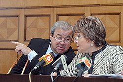 Бывший руководитель Канцелярии Администрации Санкт-Петербурга Виктор Лобко и председатель Совета Федерации Валентина Матвиенко 