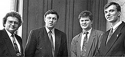 Архивная фотография партии "Яблоко". Алексей Михайлов (слева), Григорий Явлинский (второй слева), Сергей Митрохин (второй справа), Алексей Мельников (справа) 