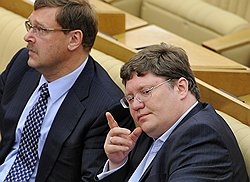 Председатель комитета Государственной думы по международным делам Константин Косачев и председатель комитета Государственной думы по труду и социальной политике Андрей Исаев  