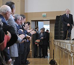 Председатель правительства России Владимир Путин (справа) перед заседанием Форума народов Юга России. Форум прошел на территории санатория "Заря"