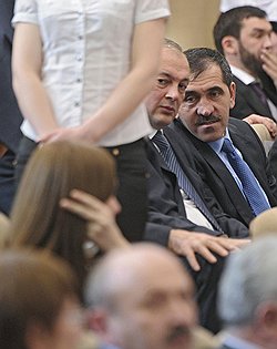 Президент Дагестана Магомедсалам Магомедов (слева) и Глава Республики Ингушетия Юнус-Бек Евкуров (справа) во время Форума народов Юга России который прошел на территории санатория "Заря"
