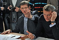 Сопредседатель оппозиционной Партии народной свободы (ПАРНАС) Владимир Рыжков (слева) и блогер Алексей Навальный (справа) во время открытого заседания по подготовке массовой акции протеста 4 февраля, организованное оргкомитетом общественно-политических сил. Заседание прошло в Музее и общественном центре "Мир, прогресс, права человека" имени Андрея Сахарова 