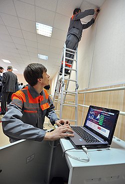 Монтаж видеокамер для обеспечения онлайн-трансляций выборов президента России на одном из избирательных участков в Великом Новгороде