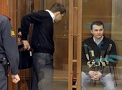 Бывший заместителя руководителя Московского межрегионального следственного управления на транспорте СК России Алексей Малков (слева) и бывший начальник отдела Московского межрегионального следственного управления на транспорте СК России Иван Кожевников (справа), обвиняемые в получении взятки в размере 4 миллионов долларов, на заседании Московского городского суда 