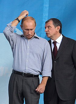 Председатель правительства России Владимир Путин (слева) и его заместитель Игорь Сечин (справа)