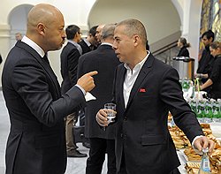 Член высшего Совета партии "Единая Россия", режиссер Федор Бондарчук (слева) и ресторатор Аркадий Новиков (справа) во время встречи председателя правительства России, кандидата в президенты России Владимира Путина со своими доверенными лицами. Встреча прошла в Политехническом музее 