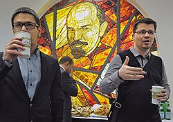 Певец Станислав Пьеха (слева) и шоумен Гарик Харламов (справа) во время встречи председателя правительства России, кандидата в президенты России Владимира Путина со своими доверенными лицами. Встреча прошла в Политехническом музее 