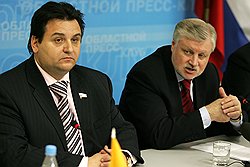 Депутаты Госдумы от "Справедливой России" Олег Михеев и Сергей Миронов  