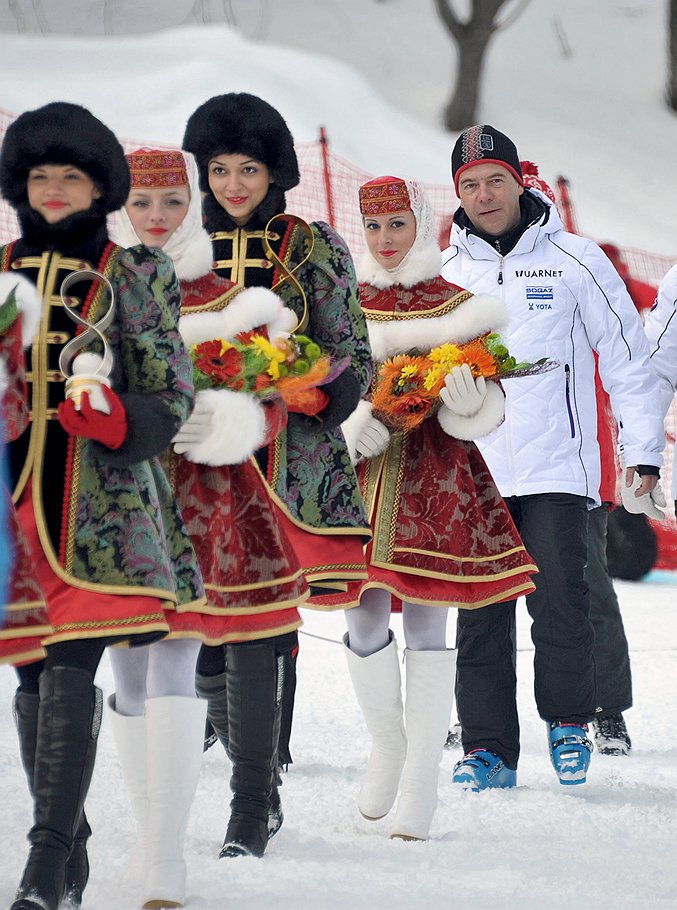 Президент России Дмитрий Медведев (справа) во время посещения соревнований этапа Кубка мира по горнолыжному спорту 2012 года в финишной зоне "Розы хутор"