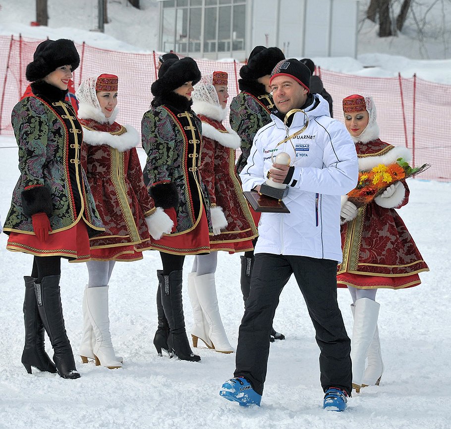 Президент России Дмитрий Медведев (справа) во время посещения соревнований этапа Кубка мира по горнолыжному спорту 2012 года в финишной зоне "Розы хутор"