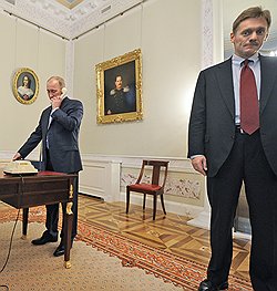 Председатель правительства России Владимир Путин (слева) и пресс-секретарь правительства России Дмитрий Песков (справа)  