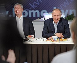 Мэр Москвы Сергей Собянин (слева) и председатель правительства России Владимир Путин (справа)