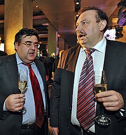 Член комитета Государственной думы России по гражданскому, уголовному, арбитражному и процессуальному законодательству Алексей Митрофанов (слева) и заместитель председателя комитета Государственной думы России по безопасности и противодействию коррупции Геннадий Гудков (справа) на церемония вручения премии "Человек дождя" от радиостанции "Серебряный дождь" в ресторане Bon