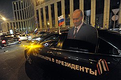 Автопробег в поддержку кандидата в президенты России Владимира Путина прошел по Садовому кольцу. Надпись на автомобиле "Везу премьера в президенты!" 