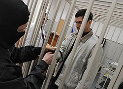 Бывший прокурор города Ногинска Владимир Глебов (справа), подозреваемый в получении взятки от бизнесмена Ивана Назарова, перед заседанием Басманного районного суда 
