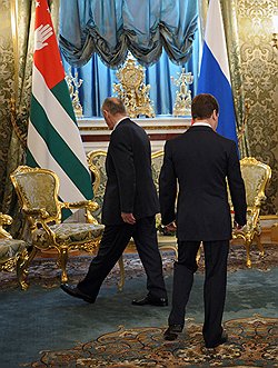 Президент республики Абхазия Александр Анкваб (слева) и президент России Дмитрий Медведев (справа) во время встречи в Кремле