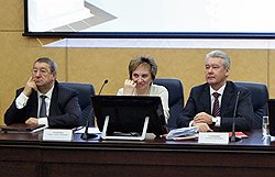 Мэр Москвы Сергей Собянин (справа) и председатель Московского городского суда Ольга Егорова (в центре) во время совещания по подведению итогов работы районных судов, мировых судей и Московского городского суда в 2011 году. Совещание прошло в Московском городском суде 