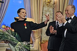 Балерина, хореограф Майя Плисецкая, удостоенная звания офицера Ордена Почетного легиона, (слева) и композитор Родион Щедрин (справа) во время церемонии награждения в Резеденции Посла Франции