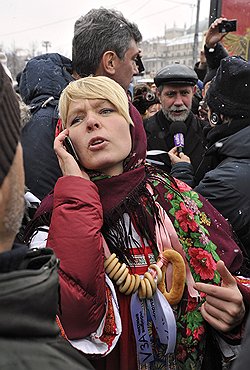Пока представители прокремлевской молодежи демонстрировали, что всем сердцем за кандидата Владимира Путина, Гарри Каспаров вышел со своими сторонниками на Садовое кольцо, а Евгения Чирикова (на фото) в образе Масленицы провожала политическую зиму на площади Революции 