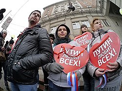 Пока представители прокремлевской молодежи (на фото) демонстрировали, что всем сердцем за кандидата Владимира Путина, Гарри Каспаров вышел со своими сторонниками на Садовое кольцо, а Евгения Чирикова в образе Масленицы провожала политическую зиму на площади Революции 