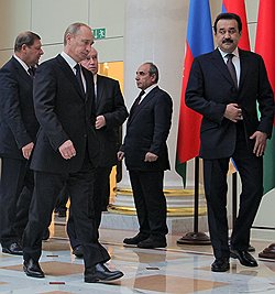 Премьер-министр Белоруссии Сергей Сидорский, председатель правительства России Владимир Путин, исполнительный секретарь СНГ Сергей Лебедев, первый заместитель премьер-министра Азербайджана Ягуб Эюбов и премьер-министр Казахстана Карим Масимов 