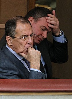 Министр иностранных дел России Сергей Лавров (слева) и министр обороны России Анатолий Сердюков (справа)  