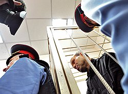 Бывший подполковник милиции Дмитрий Павлюченков (в центре), подозреваемый в убийстве журналистки Анны Политковской 