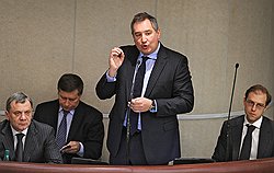 Заместитель министра промышленности и торговли России Юрий Борисов (слева), вице-премьер России Дмитрий Рогозин (в центре), заместитель министра промышленности и торговли России Денис Мантуров (справа) во время заседания Государственной думы 