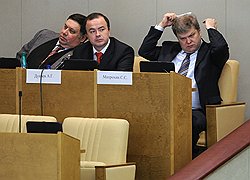 Руководитель московского отделения партии "Патриоты России" Сергей Глотов, лидер "Правого дела" Андрей Дунаев и председатель "Яблока" Сергей Митрохин на пленарном заседании Государственной думы России 