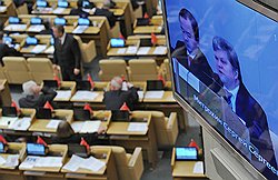 Лидер "Правого дела" Андрей Дунаев и председатель "Яблока" Сергей Митрохин на экране монитора пленарного заседания Государственной думы России 