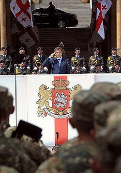 Президент Грузии Михаил Саакашвили (в центре) во время военного парада, посвещенного 20-й годовщине Дня независимости Грузии 