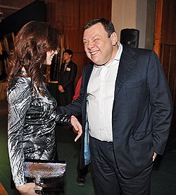 Председатель Наблюдательного совета консорциума "Альфа-групп" Михаил Фридман (справа) на превью XXXII Российского Антикварного Салона в Центральном Доме Художника
