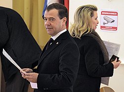 Действующий президент Дмитрий Медведев также выполнил свой гражданский долг, опустив в урну для голосования свой бюллетень с именем одного из кандидатов