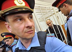 Бывший подполковник милиции Дмитрий Павлюченков (второй справа), подозреваемый в убийстве журналистки Анны Политковской, во время рассмотрения ходатайства следствия о его аресте. Слушание прошло в Басманном районном суде 