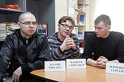 Учредительная конференция общественной организации объединенной оппозиции «Дальневосточная Альтернатива». Участники конференции Михаил Жуков, Александр Матвеев и Сергей Левченко