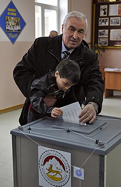Выборы президента Южной Осетии. Кандидат на должность президента Южной Осетии Леонид Тибилов во время голосования на одном из избирательных участков 