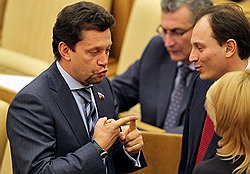 Член комитета Государственной думы (ГД) России по экономической политике и предпринимательству Виктор Звагельский (слева) и первый заместитель председателя комитета ГД по экономической политике и предпринимательству Владимир Головнев (справа) на заседании Госдумы
