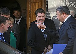Президент России Дмитрий Медведев (в центре) и губернатор Костромской области Игорь Слюняев (справа) 