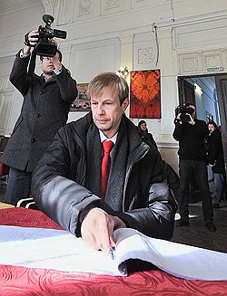 II тур выборов главы города Ярославля. Кандидат на пост главы города Ярославля, депутат муниципалитета Ярославля Евгений Урлашов на избирательном участке во время голосования 