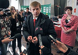 II тур выборов главы города Ярославля. Кандидат на пост главы города Ярославля, депутат муниципалитета Ярославля Евгений Урлашов на избирательном участке во время голосования 