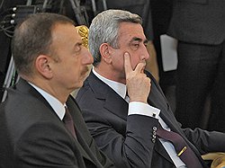 Президент Азербайджана Ильхам Алиев (слева) и президент Армении Серж Саргсян (справа)