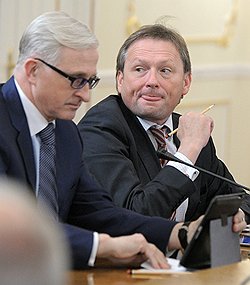 Президент Российского союза промышленников и предпринимателей (РСПП) Александр Шохин (слева) и глава Русского шампанского дома "Абрау-Дюрсо", председатель правления группы компаний SVL Борис Титов (справа) на встрече председателя правительства России Владимира Путина с членами координационного совета Общероссийского народного фронта (ОНФ). Встреча прошла в Ново-Огарево