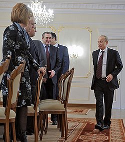 Председатель правительства России Владимир Путин (справа) на встрече с членами координационного совета Общероссийского народного фронта (ОНФ) в Ново-Огарево