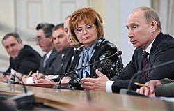 Председатель Общероссийской общественной организации "Всероссийское педагогическое собрание" Валентина Иванова (вторая справа) и председатель правительства России Владимир Путин (справа) на встрече с членами координационного совета Общероссийского народного фронта (ОНФ) в Ново-Огарево
