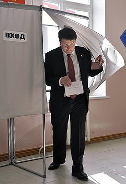 Кандидат в президенты Южной Осетии Давид Санакоев во время голосования на избирательном участке 