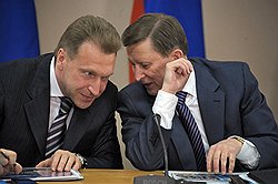 Первый заместитель председателя правительствав России Игорь Шувалов (слева) и руководитель администрации президента России Сергей Иванов (справа) на совещании по вопросу концепции развития московской агломерации 