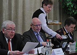Уполномоченный по правам человека в России, президент Паралимпийского комитета России Владимир Лукин, председатель Совета при президенте России по развитию гражданского общества и правам человека Михаил Федотов и статс-секретарь - заместитель министра внутренних дел России генерал-майор милиции Сергей Булавин во время заседания на тему "Полицейская реформа: проблемы и перспективы гражданского участия", организованное Советом при президенте России по развитию гражданского общества и правам человека, в администрации президента России 