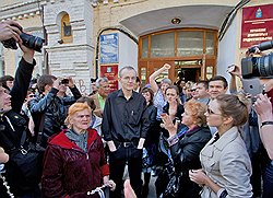 Политик Олег Шеин (в центре) во время акции протеста против итогов выборов в Астрахани 