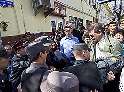 Блогер Алексей Навальный (в центре) во время акции протеста против итогов выборов в Астрахани 